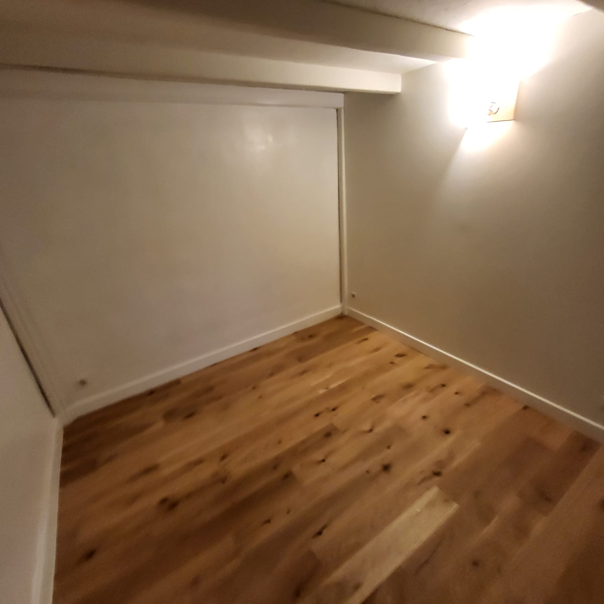 Chambre rénovée avec parquet chêne neuf et placard intégré